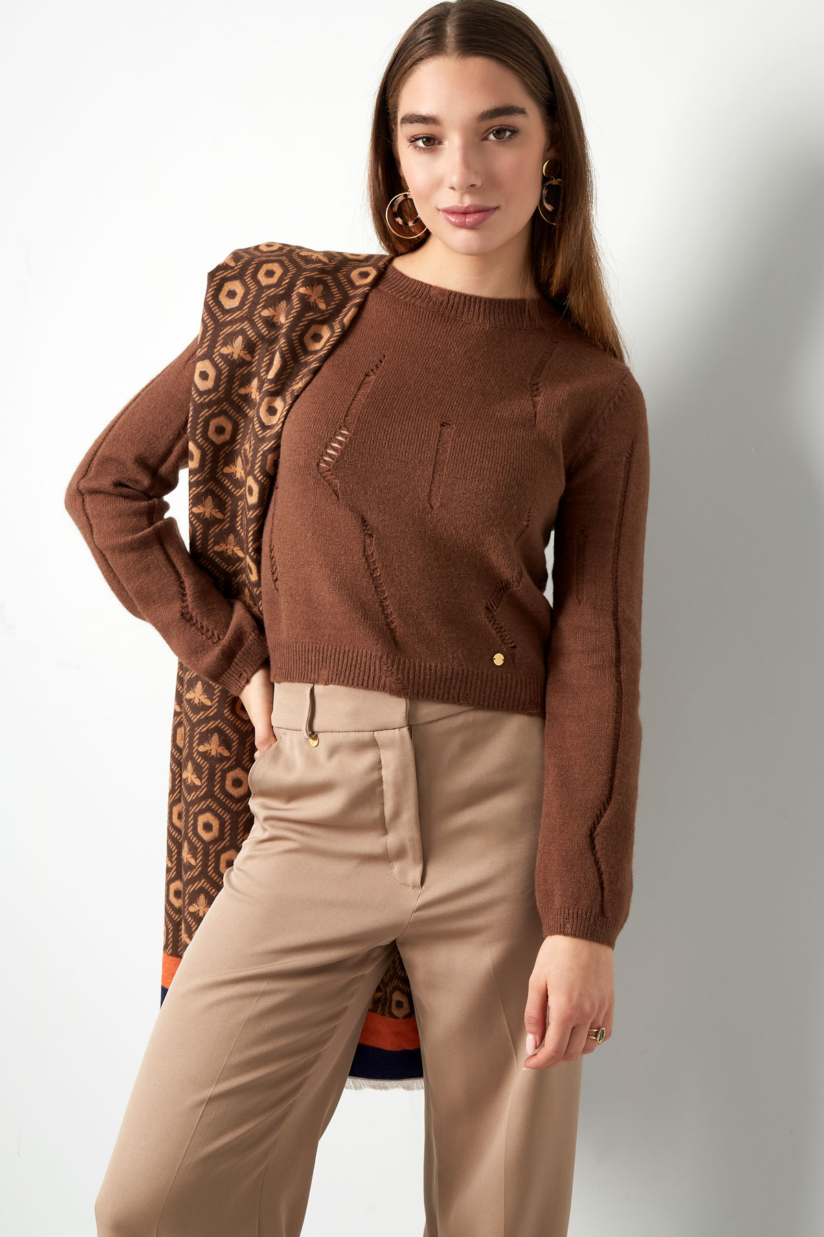 Knitted sweater with tears - brown Picture2